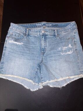 #T959 NWOT - Torrid Perfect 5” Distressed Denim Raw Hem Shorts - 16W